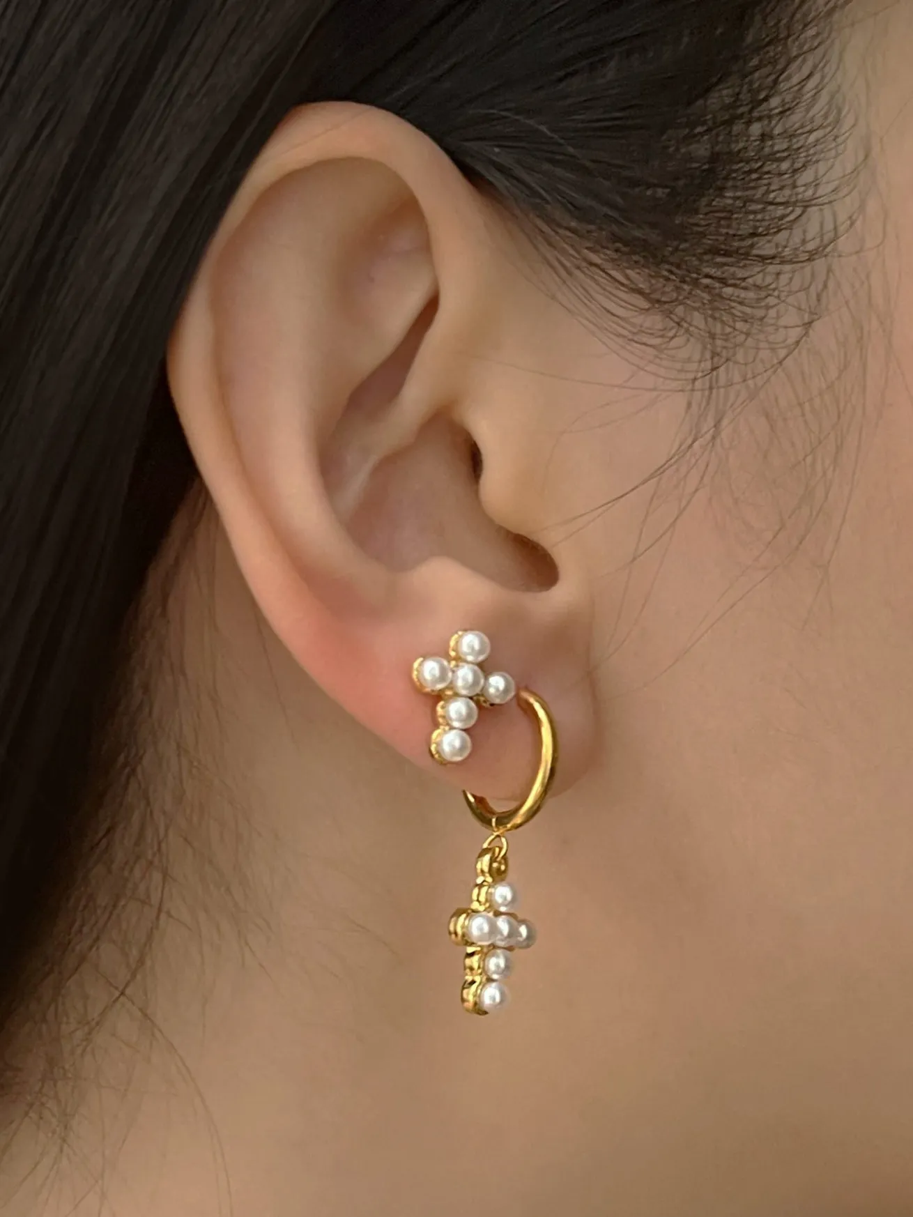 Cross Earstuds - Pearl