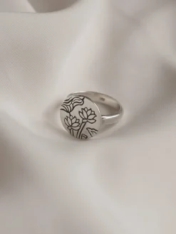 3 LOTUSES Pendant Ring // GABI EXCLUSIVE
