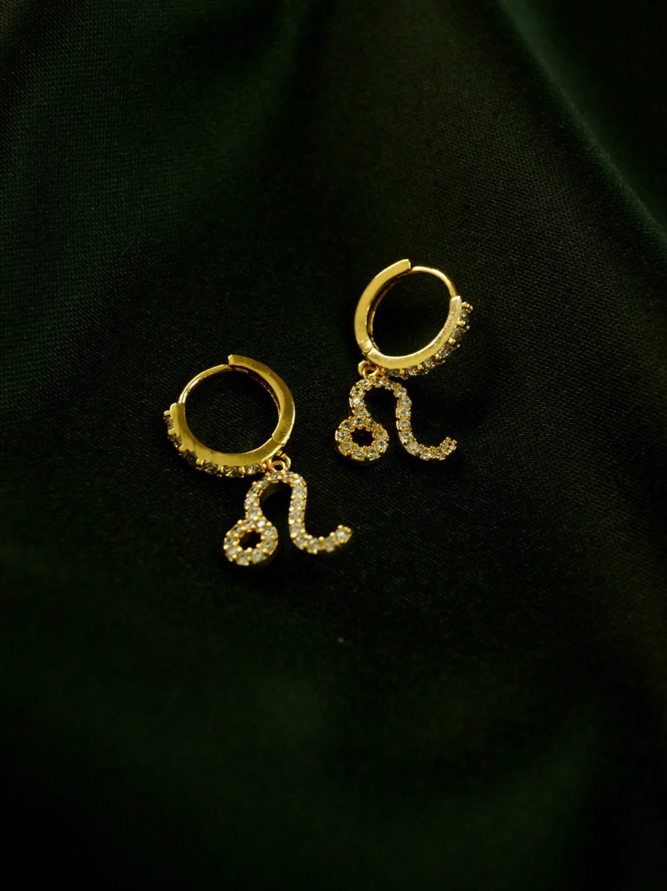 Pavé Sparkle Horoscope Huggies *18k Gold-plated